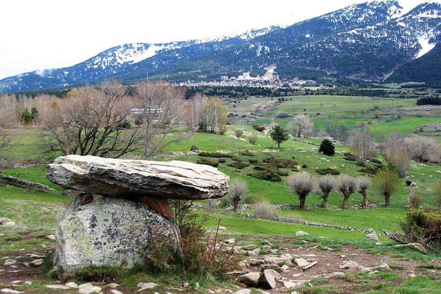 Image Balade Archeologique Eyne Roc Del Boc Location Gite de France